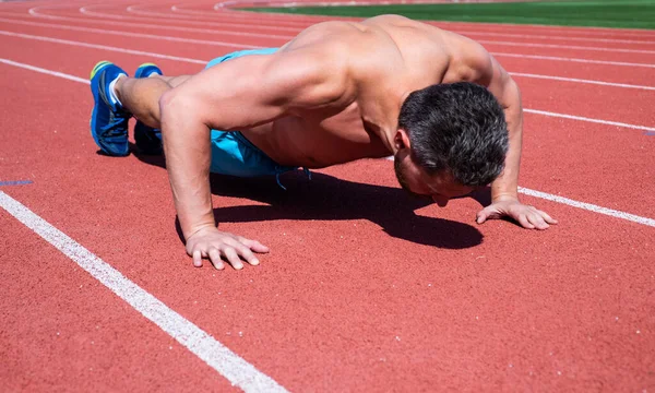 Rutina de estilo de vida saludable. éxito deportivo. atleta masculino hacer ejercicio matutino. ejercicios de flexiones. —  Fotos de Stock