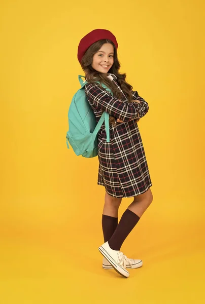 穿着校服、教育程度高的快乐小女孩 — 图库照片