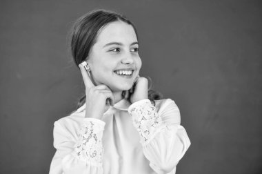 Gerçek mutluluk. Okula dönüyorum. Kara tahtada kulaklıklı küçük bir kız. Ses kitaplarını dinliyordum. Bedava kitap. Kulaklıklı kız müzik dinliyor. E-öğrenme konsepti. evde eğitim online eğitim