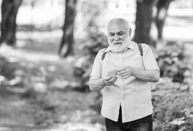 Maskeni çıkar. Maske virüsten korunuyor. Yaşlı insanlar yüksek riskli covid-19. Rahatça nefes al. Salgın hastalık konsepti. Enfeksiyonun yayılma riskini sınırla. Kıdemli adam maskesi. Kilitleme kısıtlamalarının hafifletilmesi