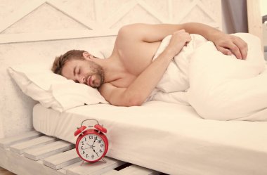 Gece vardiyasında. Yatakta uyuyan adam. Seksi adam uyku odasında uyuyor. Yatak ve yatak. Yatak odası ve ev. İyi uykular. Uyku vakti. Sabah erkenden. Akşama doğru. Rahatlık ve rahatlama