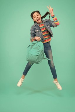 Tatillerine neşe katıyorsun. Mutlu kız mavi arka planda. Küçük çocuk havada zafer işareti yapıyor. Okul tatili. Boş zaman ve boş zaman. Yaz tatili. Tatillerin tadını çıkarıyorum. Heyecan doldur bugün