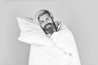 Sadece dinleniyorum. Tasasız adam yeni günün tadını çıkarıyor. Günaydın rutin. Beyaz battaniyeye sarılı beyaz sakallı adam. Battaniyeli bir otel odasında rahatla. Sakallı olgun bir adam evde yatıyor.