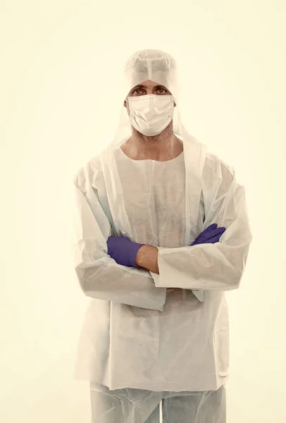 Hombre trabajador médico en traje de protección aislado en blanco mantener a salvo de covid19 sarro pandemia virus, coronavirus — Foto de Stock