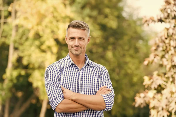 Empresário em roupas casuais. Bonito homem natureza fundo espaço de cópia. Homem confiante. Um tipo bonito ao ar livre. Beleza masculina e moda. Homem adulto atraente. Descanse e relaxe. Dia ensolarado da primavera — Fotografia de Stock