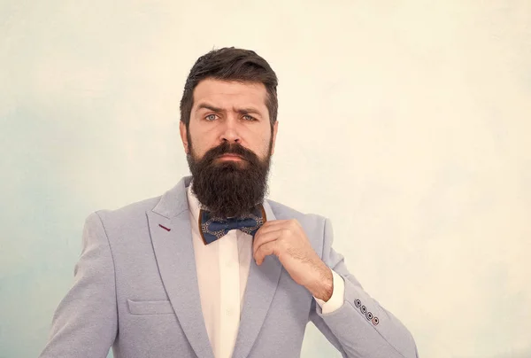 Moda hipster homem desgaste terno arco gravata elegante cavalheiro, conceito de estilo impecável — Fotografia de Stock