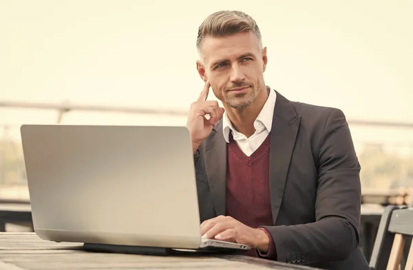 Freiberufler in der Wirtschaft Gelegenheitsarbeit online in Laptop-Computer in Cyber-Café, Freiberufler — Stockfoto