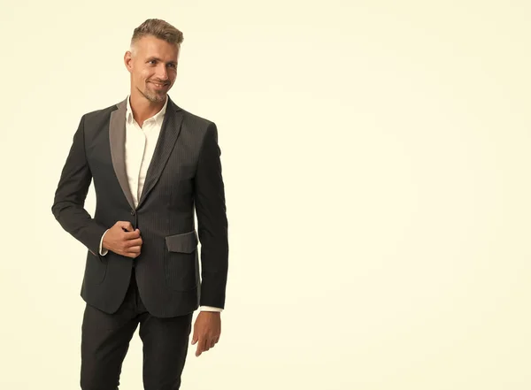 Cool aspecto masculino con estilo. Hombre feliz en estilo formal aislado en blanco. Estilo de moda —  Fotos de Stock