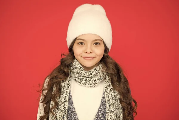 Menina alegre cruzou as mãos. Natal clima de férias. infância feliz. venda de Natal e descontos. moda de malhas de estação fria. roupas quentes. conceito de beleza feminina. chapéu e sacramento. Loja de têxteis — Fotografia de Stock