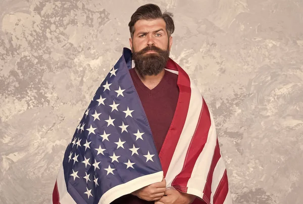 Fjärde juli. självständighetsdagen. firandet av friheten. patriotisk utbildning. Rättssystemet i Amerika. självsäker mogen man på amerikansk flagga. skäggig man studerar engelska språket — Stockfoto