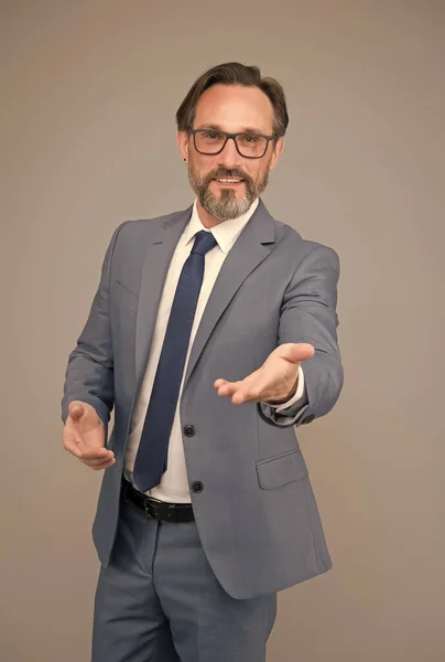 Tady je to, co potřebuješ. Hezký sebevědomý obchodník. Chytrý muž s brýlemi. Vypadáš chytře a inteligentně. Muž s vousy a brýlemi. Mluvící obchodník. Prezentace konference — Stock fotografie