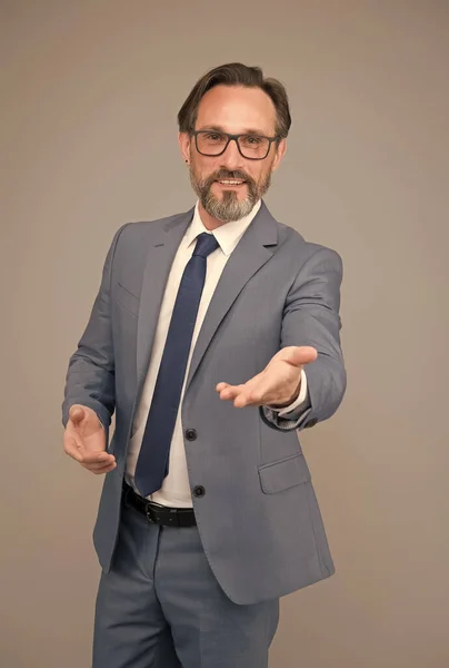 Aqui está o que você precisa. Bonito empresário confiante. Um homem esperto com óculos. Parece inteligente e inteligente. Homem com barba e óculos. Alto-falante de negócios. Apresentação da conferência — Fotografia de Stock