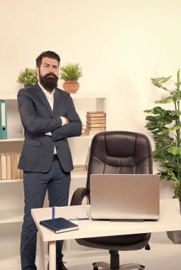 Çalışma zamanı. Yakışıklı ofis müdürü işyerine dönüyor.