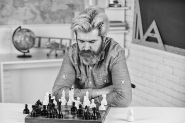 Sportmenlik. Turnuva stratejisi Okul panosu eğlencesi. Öğretmen antrenman dersi alıyor. Eğitim konsepti. Olgun bir adam entelektüel oyun oynuyor. Akıllı adam satranç oynar. Satranç taşlı satranç tahtası