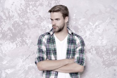 Şık bir adam. En büyük kötü çocuk. Çekici, seksi adam. Karizmatik bir adam. Yakışıklı, tıraşsız adam. Erkek güzellik standartları. Berber salonu. Berber dükkanı kuaförü. Cilt bakımı rutini. Moda modeli. Harika adam.