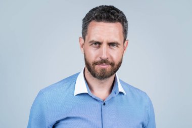 Ofis çalışanının portresi. Tişörtlü, olgun sakallı iş adamı. Tüylü kendine güvenen adam.