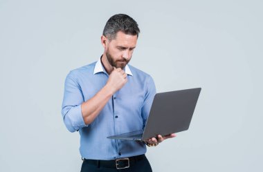 Formalite icabı tıraş edilmemiş erkek işveren ya da bilgisayarlı ofis müdürü, beyin fırtınası.