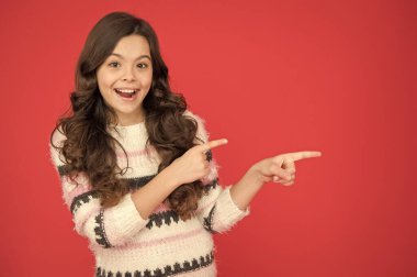 - Bu taraftan. Yön göstergesi. Kırmızı arka plan fotokopi alanını gösteren mutlu kız. İşaret hareketleriyle küçük bir çocuk. Reklam için işaret. Terfi için bilgi. Görsel iletişim