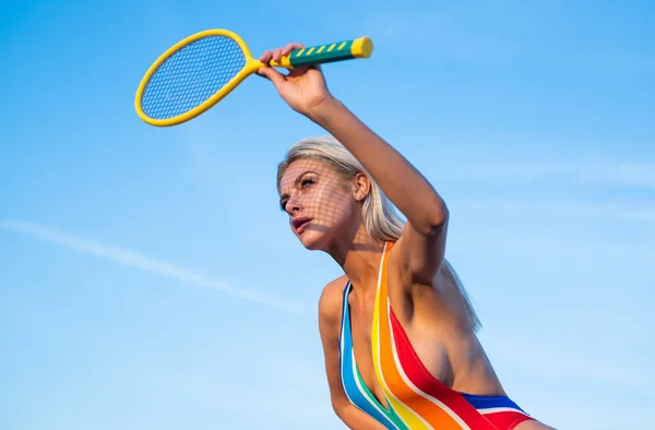 Guardando al futuro. tennista donna. racchetta da badminton. sport e hobby. — Foto Stock