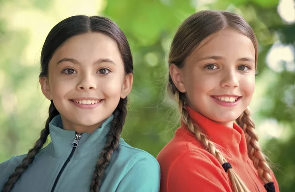 Ragazze amiche vestiti in pile per il tempo libero attivo natura sfondo, scout camp concept — Foto Stock