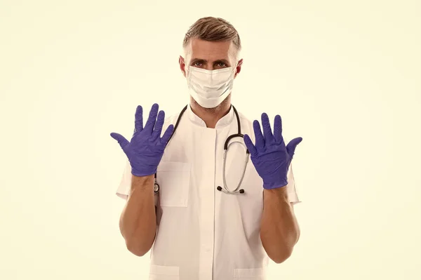 Médico trabajador médico hombre en máscara respiratoria y guantes de goma con fonendoscopio aislado en blanco proporcionar atención médica a los pacientes durante la pandemia de coronavirus, covid19 — Foto de Stock