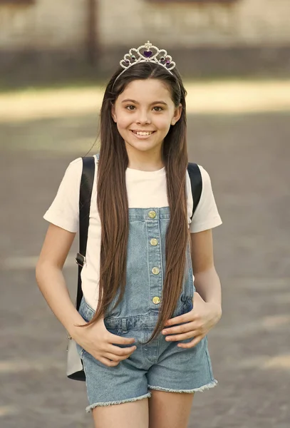 Soy la reina, no tu princesita. Feliz sonrisa de princesa al aire libre. Princesa niña usar corona de lujo. Belleza mirada de la pequeña princesa. Peluquería. Fiesta de graduación. Accesorios de moda. Estilo de lujo —  Fotos de Stock