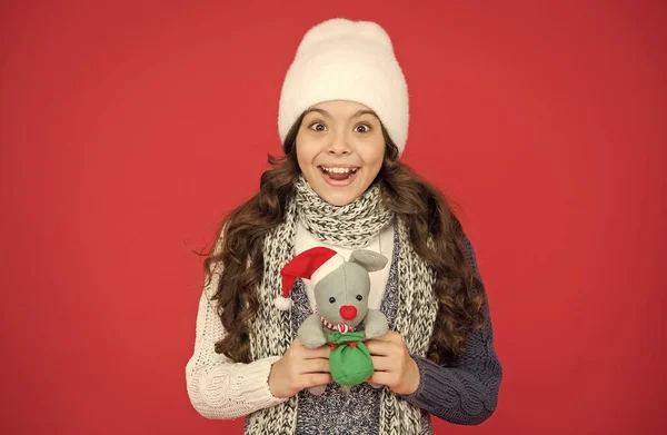 Εξαιρετικά χαρούμενος κορίτσι παιδί με μακριά μαλλιά φορούν ζεστά ρούχα και να κρατήσει παρόν Χριστούγεννα παιχνίδι μετά τα ψώνια, ευτυχία — Φωτογραφία Αρχείου