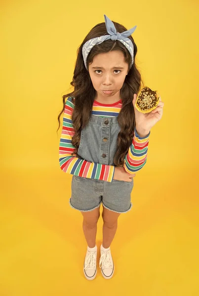 Menina triste cara chocolate muffin alergia, conceito de níveis de açúcar — Fotografia de Stock