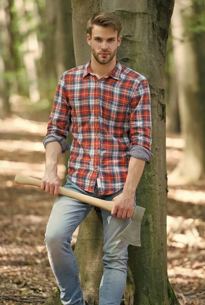 Tempo para descansar. energia masculina e energia. lenha no acampamento. acampar e caminhar. atividade exterior. homem forte com machado. lenhador. Homem do rancho carrega machado. sexy cara desgaste camisa no floresta — Fotografia de Stock