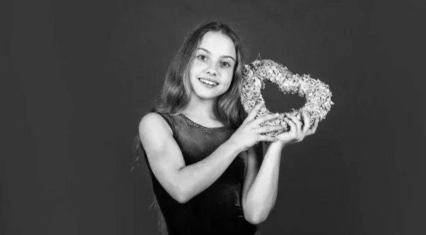 Día de San Valentín en forma de corazón. Vacaciones de amor y cuidado. Niña con corazón rosa. Sentirse amado. Precioso bebé. Adorable chica divirtiéndose. Humor romántico. Niño feliz sostiene el corazón fondo rojo — Foto de Stock