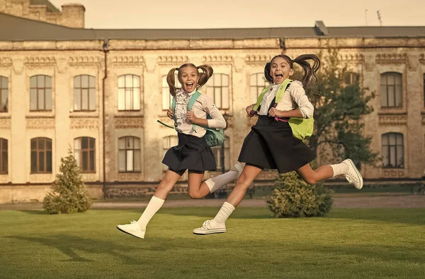 Buon ultimo giorno di scuola. Bambini di scuola in salto in alto. Vacanze scolastiche. Bambini energici a mezz'aria all'aperto. I bambini indossano. Vacanze estive. Libertà. Bambini e giovani. Più gioia e felicità — Foto Stock