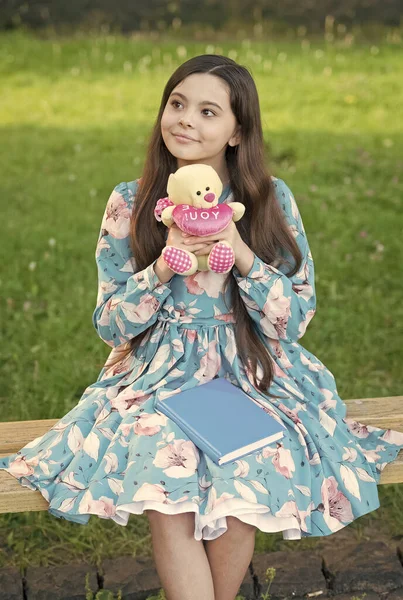 Chica niño abrazo juguete suave osito de peluche amor símbolo, concepto de humor de ensueño —  Fotos de Stock