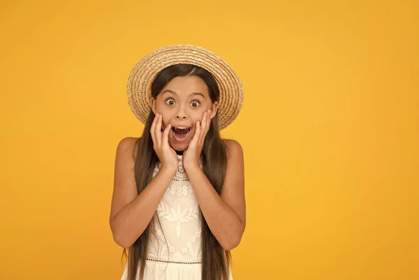 Vacaciones de verano. Campamento de verano para niños. Estilo playa para niños. Armario de viaje. El sombrero de Panamá será útil este verano. Elegante atuendo de vacaciones. Chica adolescente moda de verano. Pequeña belleza en sombrero de paja —  Fotos de Stock