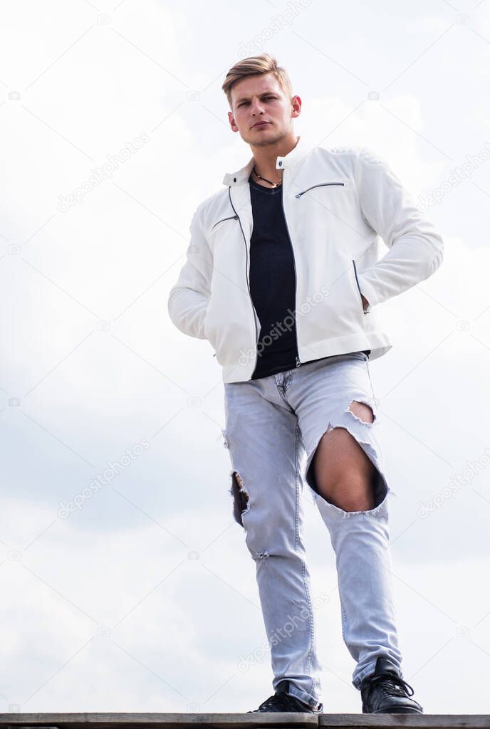 Fotos de Joven confiado chico en blanco urbano ropa al aire libre, moda -  Imagen de © stetsik #479030972