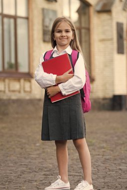 Geleceğe kapını eğit. Mutlu çocuk kitapları dışarıda tutuyor. Okul malzemelerine dönelim. Resmi üniforma. İlköğretim. Özel ders. Bilgi toplama günü. 1 Eylül. Yarın için eğitim.