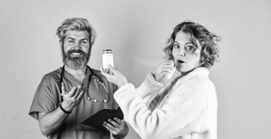 Her zaman sağlıklı ol. Eczane. Çin 'den gelen koronavirüs. Grip salgını. Dokunulmazlığın için. Sağlık hizmetleri ve insanlar. Hasta ve doktor hapları tutuyor. Hemşire muayenesinde boğazı ağrıyan kadın.