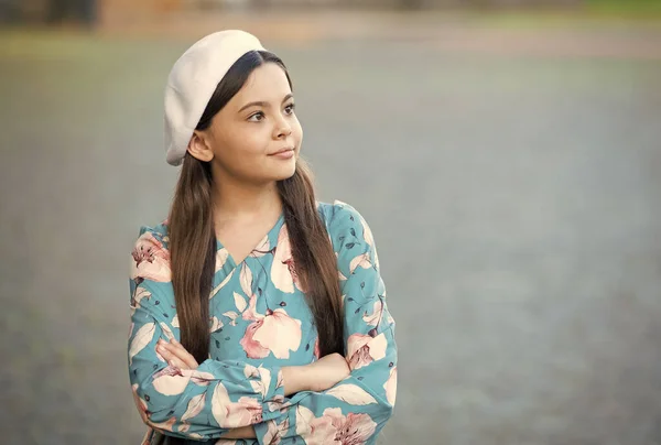 Sofisticado fashionista menina usar chapéu de boina e vestido extravagante, conceito de tendência de moda — Fotografia de Stock