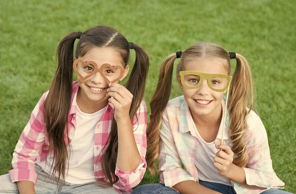 夏天的派对快乐的孩子们举着护目镜.派对摄影棚聚会上的姑娘们在绿草上庆祝.党的外观。有趣和娱乐。嘉年华时尚服饰。好漂亮啊 — 图库照片