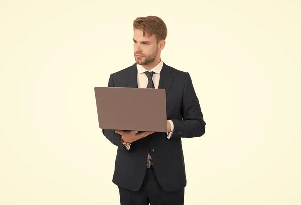 Bello uomo d'affari in abito stile formale utilizzare il computer per l'esecuzione di business online, occupato — Foto Stock