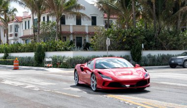 Palm Beach, Florida ABD - 21 Mart 2021: Kırmızı Ferrari SF90 Stradale lüks araba yolda