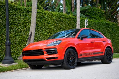 Palm Beach, Florida ABD - 21 Mart 2021: Kırmızı Porsche Cayenne Coupe