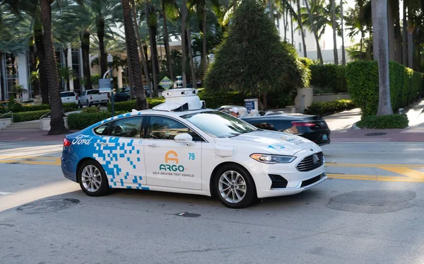 Miami Beach, Φλόριντα ΗΠΑ - 15 Απριλίου 2021: ford argo αυτο-οδήγηση οχήματος δοκιμής πλευρική άποψη — Φωτογραφία Αρχείου