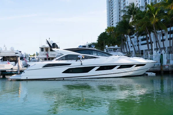 Yacht berth in Miami, USA. Luxury yachts docked at pier. Modern sea boats. Yachting and boating — Photo