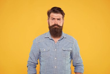 Uzun sakal. İfade kot ceketi. Sıradan bir tarz. Denim bak. Bıyıklı acımasız hippi. Berber dükkanı. Sakallı, olgun, ciddi bir hippi. Kum gömleği, modern giysi dolabı. Kıyafet dükkanı.