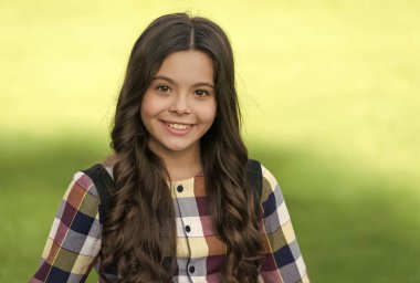 Okuluna gülümseme ve sağlıklı dişlerle başla. Mutlu çocuk gülüşü. Oral sağlık eğitimi. Diş hijyeni. Diş dolgusu. Pediatrik dişçilik. Gülümse, boşluğu kopyala