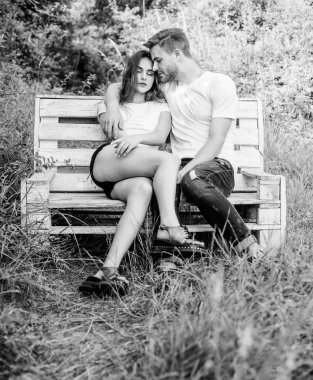 Sevgililer günün kutlu olsun. Ormanda yaz kampı. Aile çiftliği hafta sonu. Romantik randevu. Çift dışarıda bankta rahatlar. Birliktelik konsepti. Birbirine aşık çiftler. Damalı moda. Parkta kızla birlikte bir adam