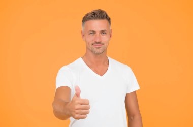 Sorunların üstesinden gel. Orta yaş krizi erkekleri etkiliyor. Kişinin yaşlanmasına neden olan olayların neden olduğu psikolojik bir kriz. Orta yaş krizi hayatı değiştiriyor. Olgun bir adam. Büyük bir değişiklik yapmalıyız.