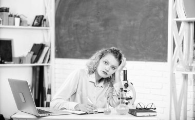 Mikrobiyoloji okuyorum. Öğretmen her gün çalışmaya devam ediyor. Okul laboratuarı. Çalışmak için ekipman. Moleküler değişiklikleri araştır. Diz üstü bilgisayarı ve mikroskobu olan öğrenci kız. Okula geri dön.