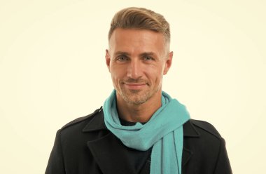 Yakışıklı adamın saçları beyazlamış, erkek güzeli.