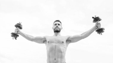 Sadece uçuyorum. Ücretsiz sporcu halter. Steroitler. Atletik vücut. Aptal jimnastik salonu. Kaslı bir adam sabah halterle egzersiz yapıyor. Başarı. Mükemmel pazılar. fitness ve spor ekipmanları